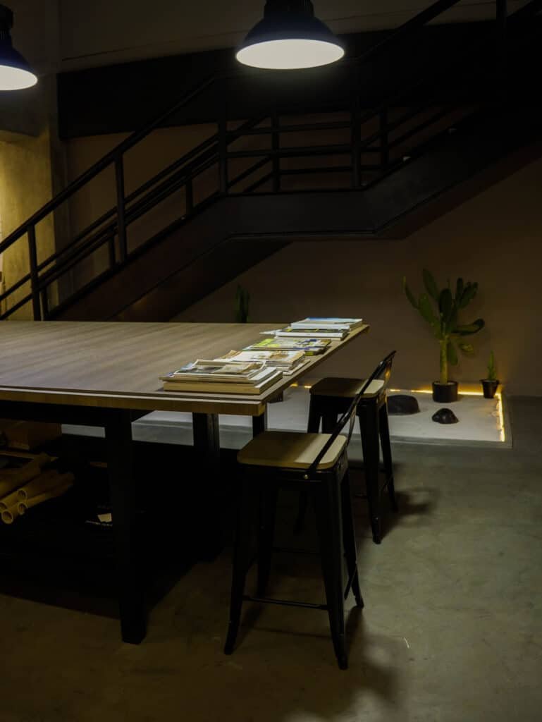 Interior con mobiliario y textiles decorativos