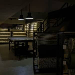 Interior con textiles apilados e iluminación tenue