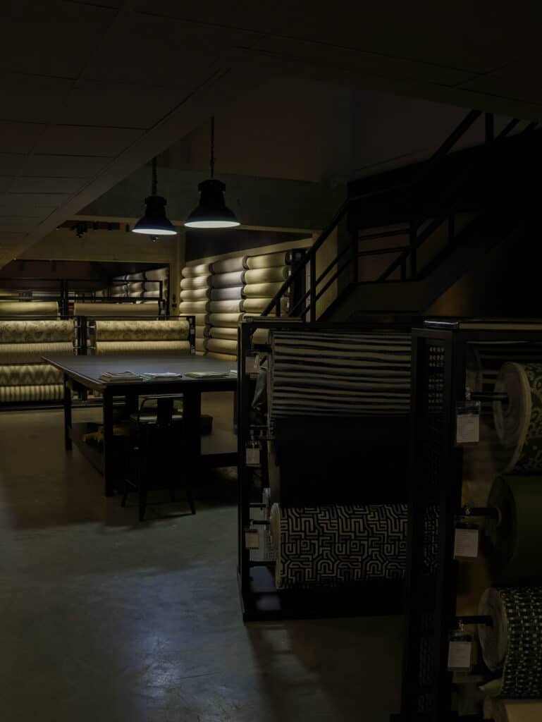 Interior con textiles apilados e iluminación tenue