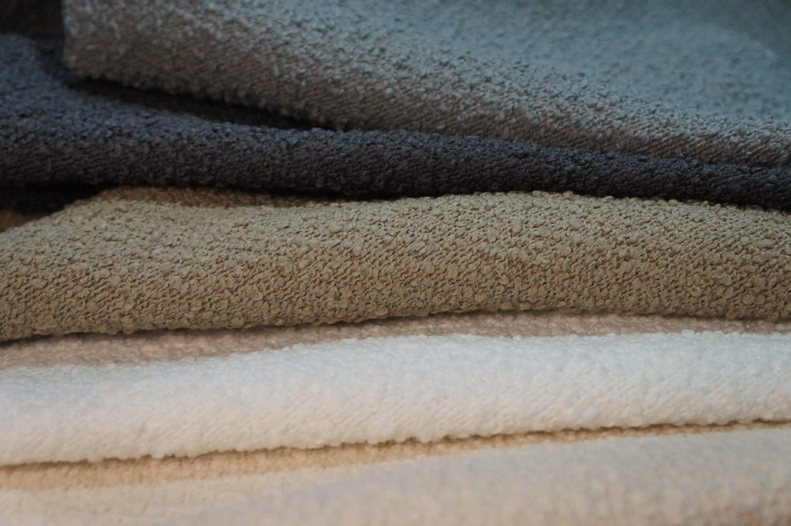 Detalle textil complementario de la coleccion Boucle Oslo, textil boucle outdoor