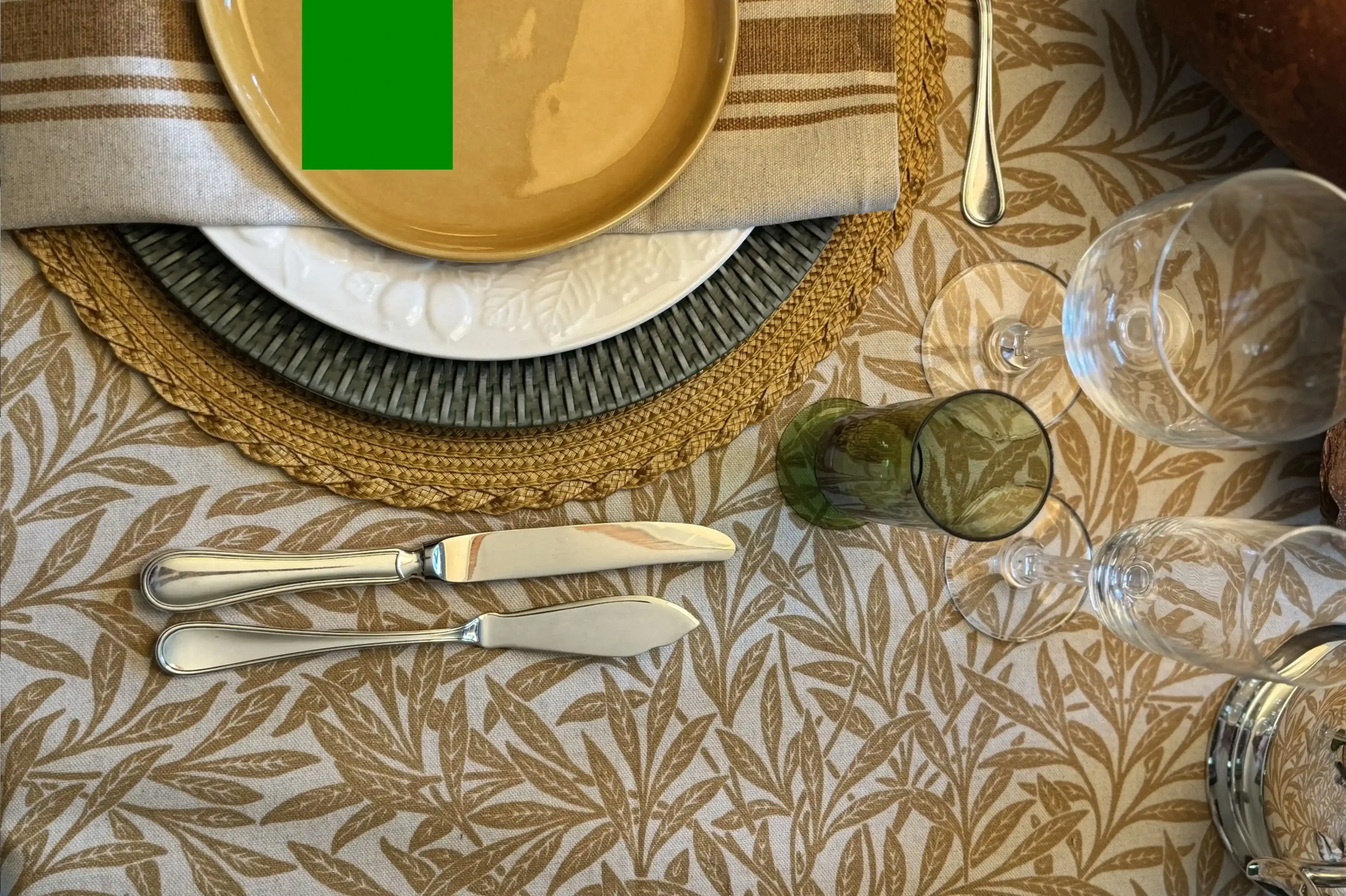 Tela Lino Esmerilado aplicada en manteleria con acabado elegante y caida natural.