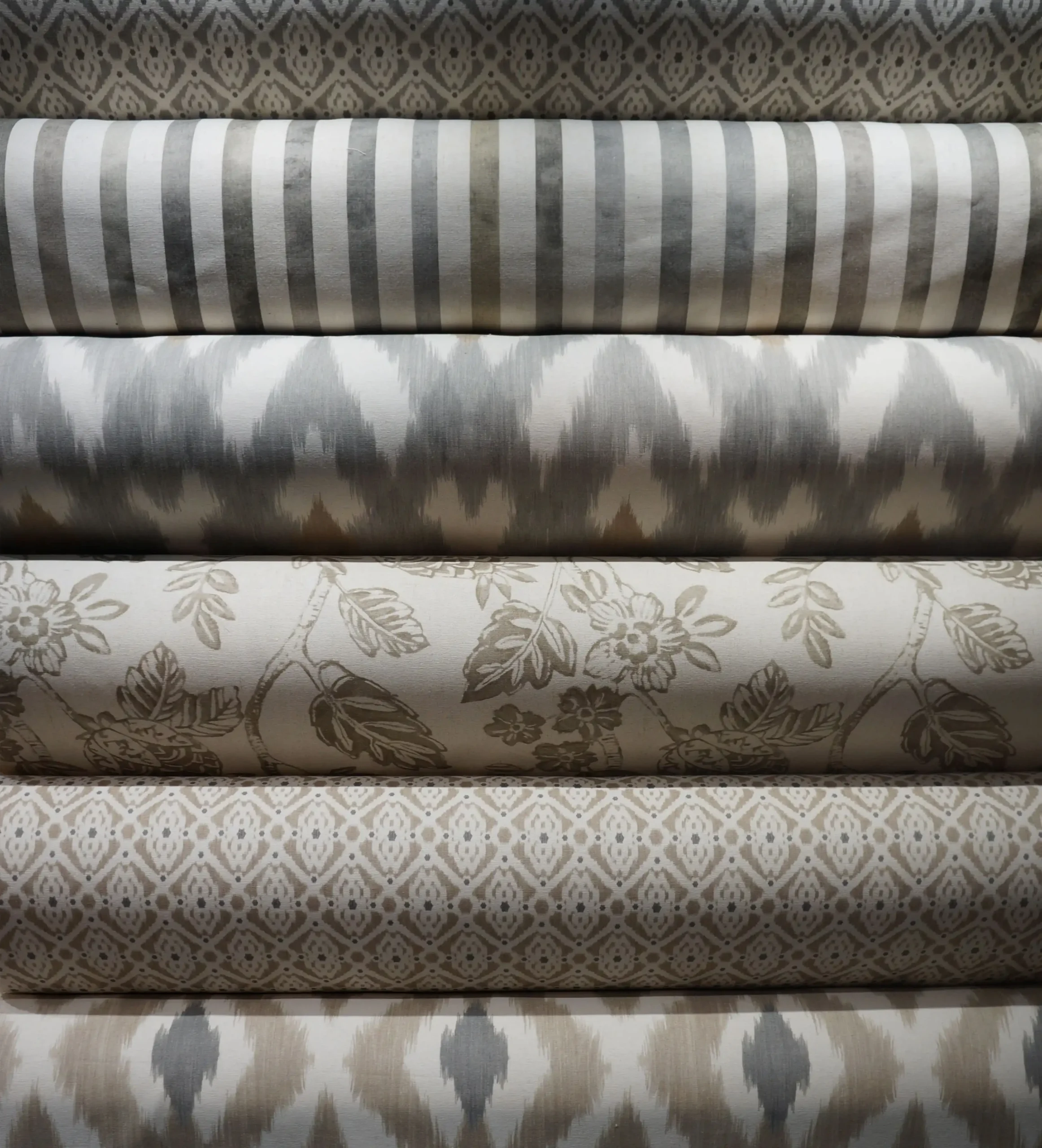 Vista de telas de la coleccion Lino Esmerilado con variedad de estampados y tonalidades suaves.