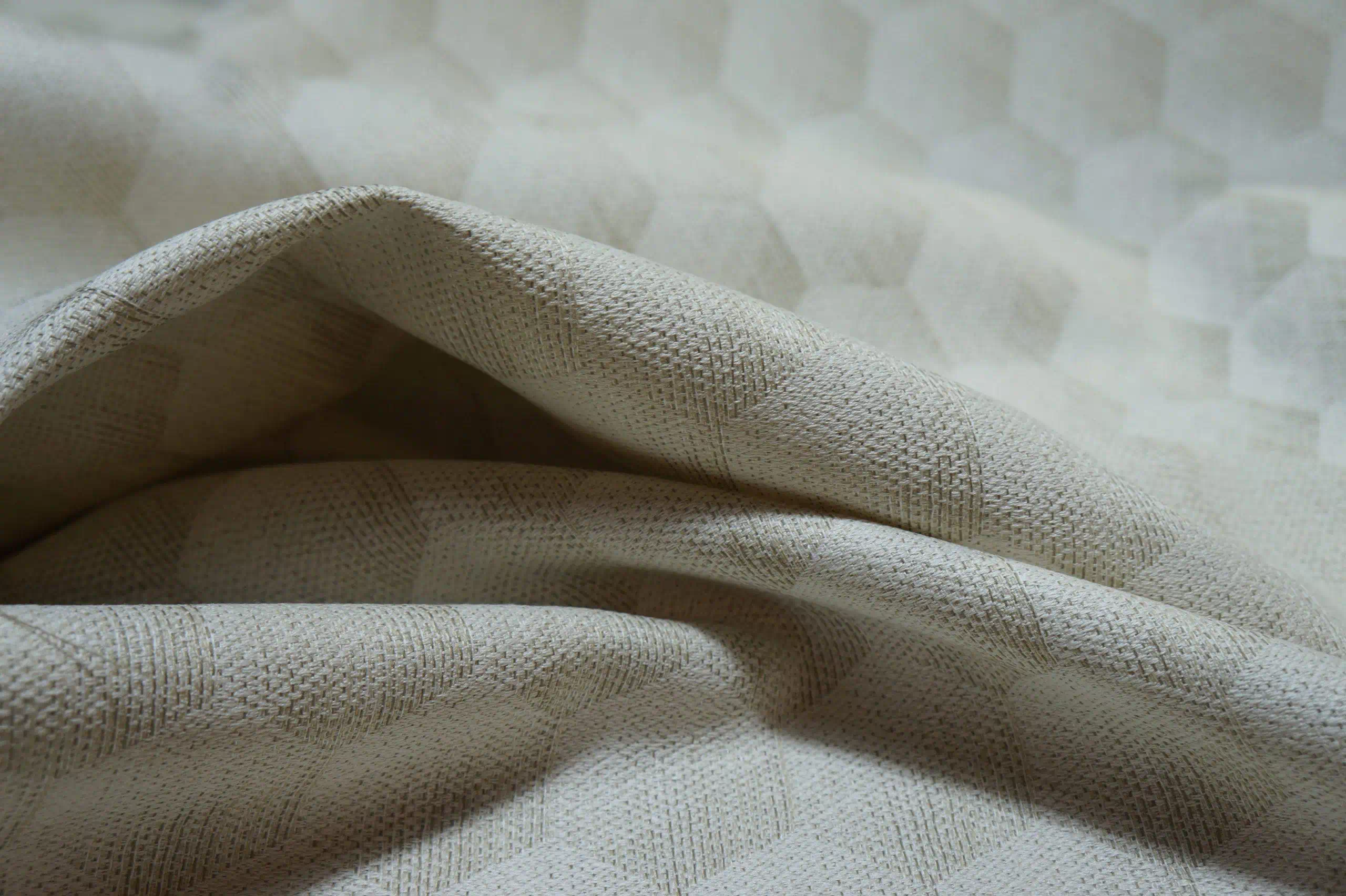 Detalle principal de aplicacion de la coleccion Ozeanout, textil outdoor geometrico