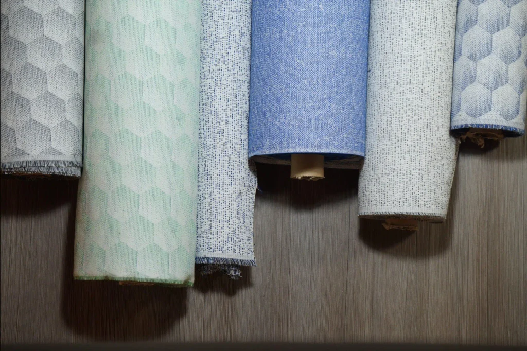 Imagen principal de la coleccion Ozeanout, textil outdoor geometrico de Studio Tapitop
