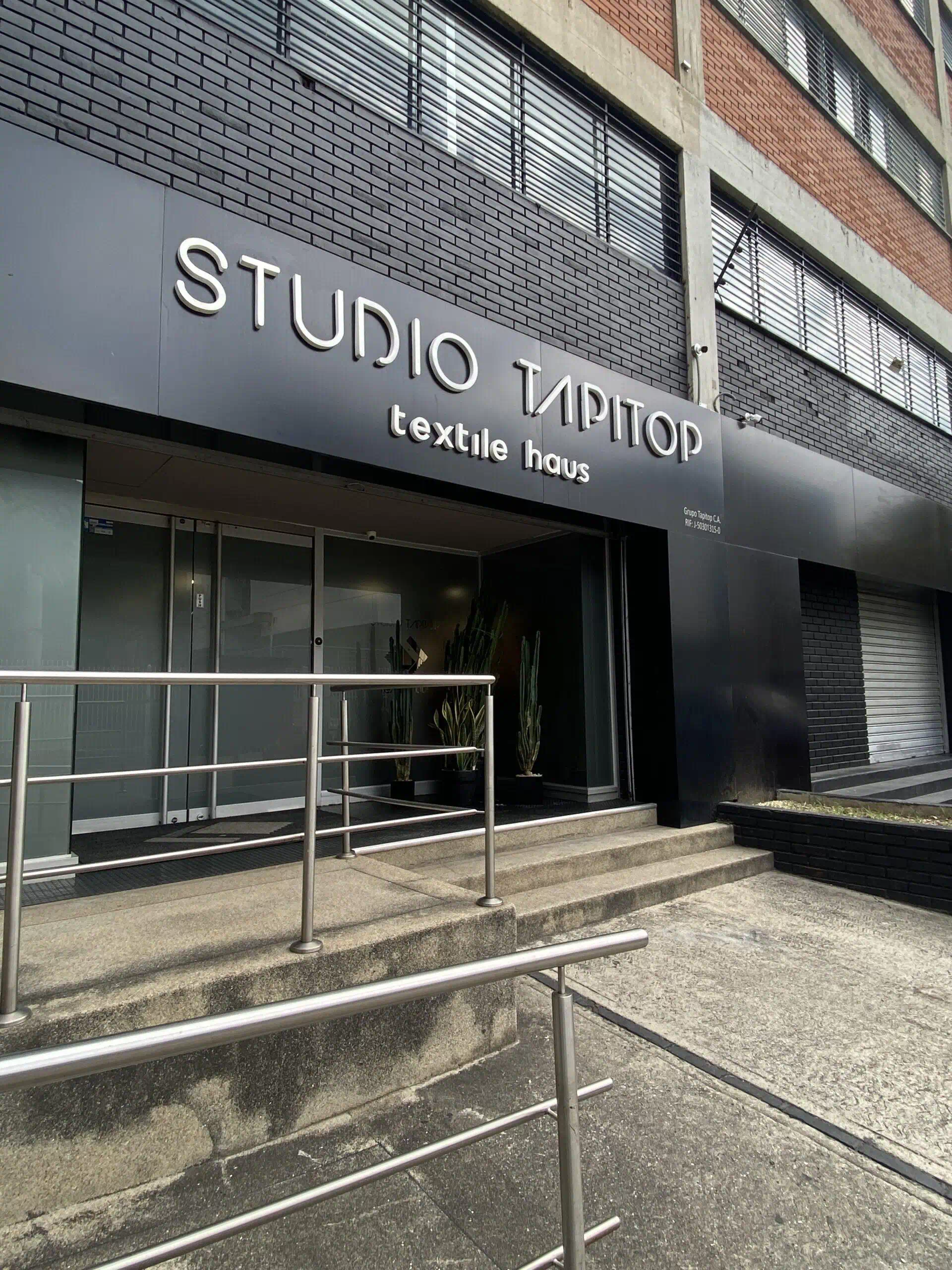 Fachada de Studio Tapitop en Caracas, vista exterior 1